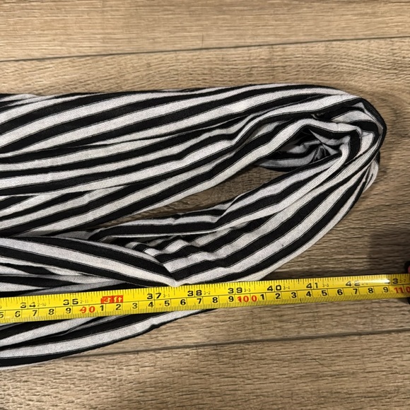 Black and white striped infinity scarf - Picture 5 of 10